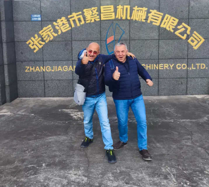 2025 সালে, ইতালীয় কোম্পানি LAMPLAST SRL আমাদের কোম্পানি থেকে দুটি SRLW-1300/5000 সম্পূর্ণ স্বয়ংক্রিয় ঠান্ডা এবং গরম মিশ্রিত ইউনিট কিনেছে।